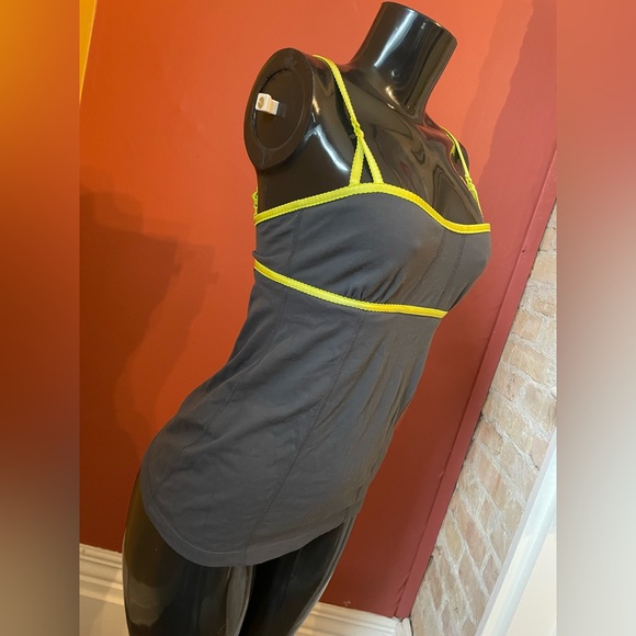 Women’s Lululemon Tank ( 6 ) - Picture 3 of 4